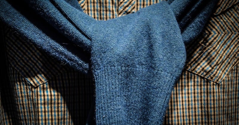 Pullover über Hemd: So gelingt der lässige Layering-Look