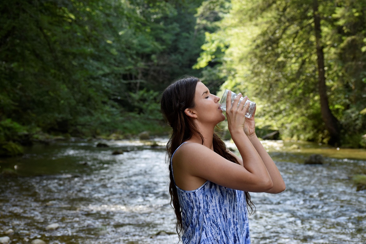 empfohlene t&auml;gliche wasseraufnahme f&uuml;r eine optimale gesundheit und wohlbefinden.
